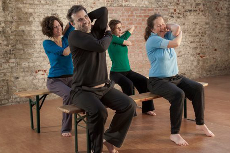 Leçon de Feldenkrais assis Quatre personnes explorent la mobilité potentielle de leurs épaules en lien avec leur cage thoracique